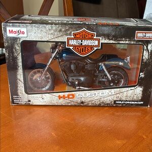 Harley-Davidson 2004 Dyna Super Glide model motorcycle